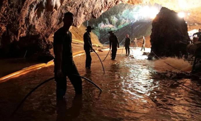 Ταϊλάνδη: Έσπασε ο σωλήνας αποστράγγισης μόλις βγήκε το τελευταίο παιδί – Στο παρά πέντε γλίτωσαν την απόλυτη καταστροφή (βίντεο)